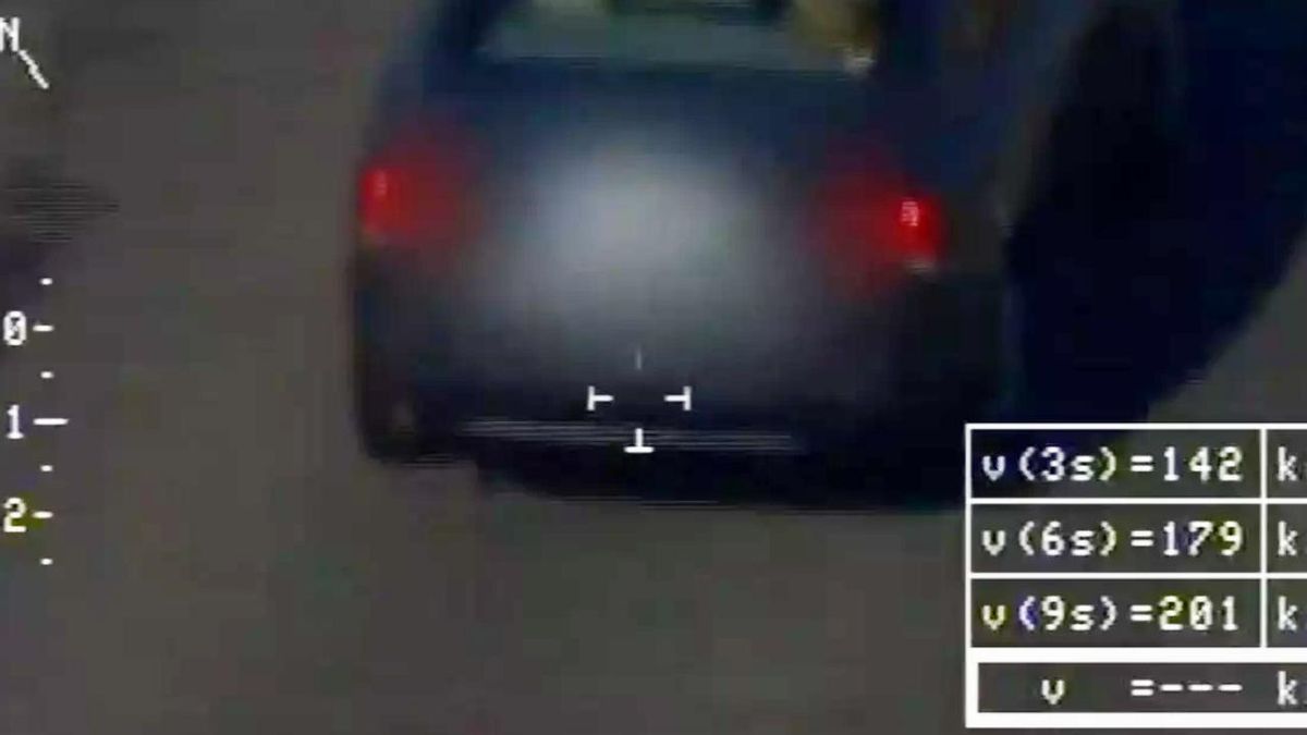 Imagen de un coche circulando a 201 km/h captada por un helicóptero de la DGT.