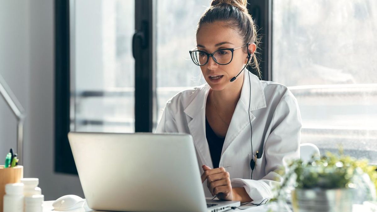 Una doctora pasa consulta de forma telemática
