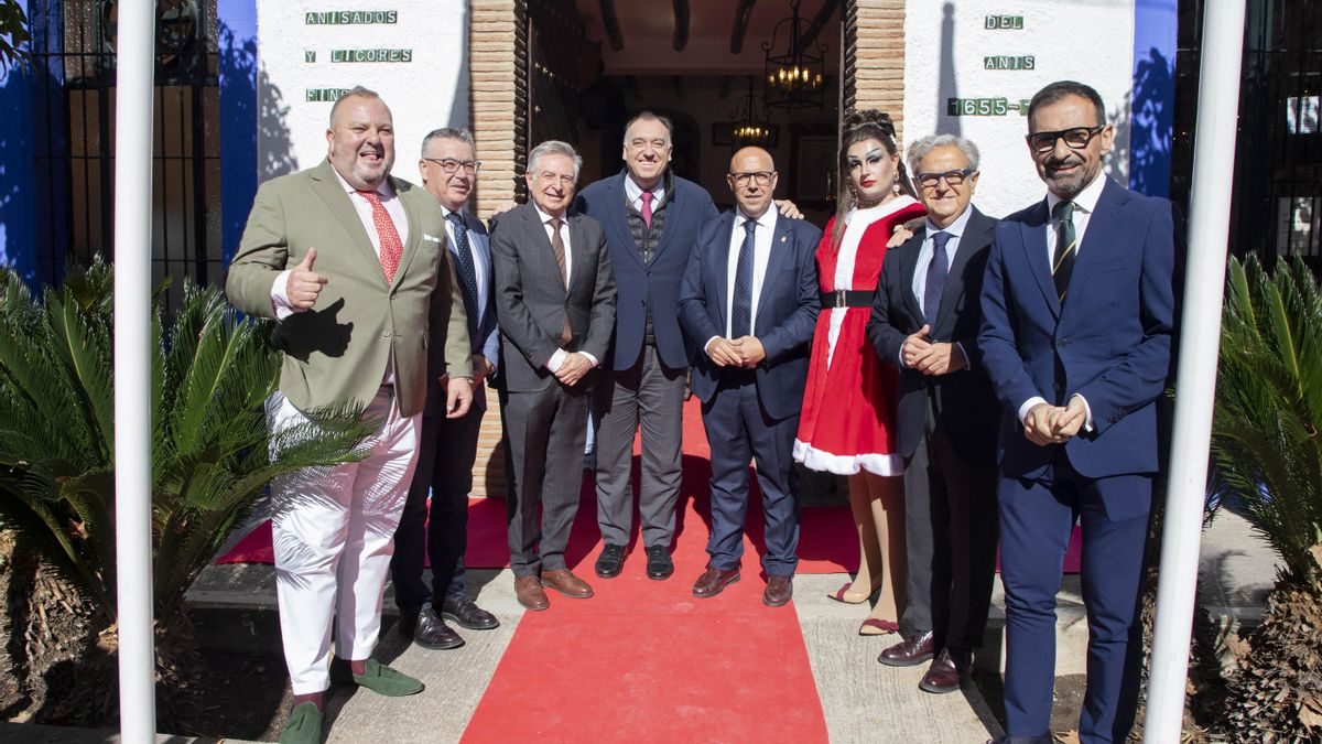 Autoridades a la entrada del Museo del Anís.