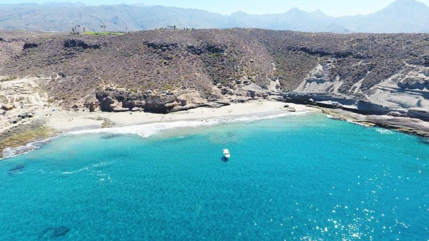 Agónico rescate en una zona de rocas y fuerte oleaje en el sur de Tenerife