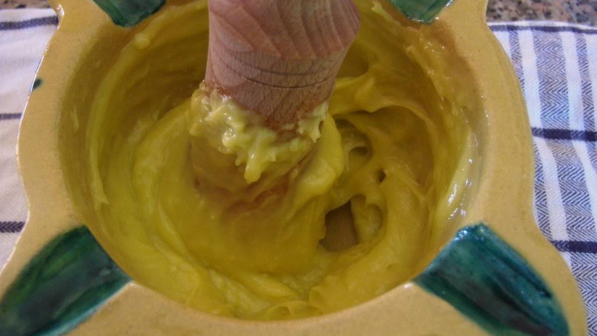 Así es el verdadero allioli catalán y por eso muchos dicen que en la mayoría de casos se hace 'ajonesa'