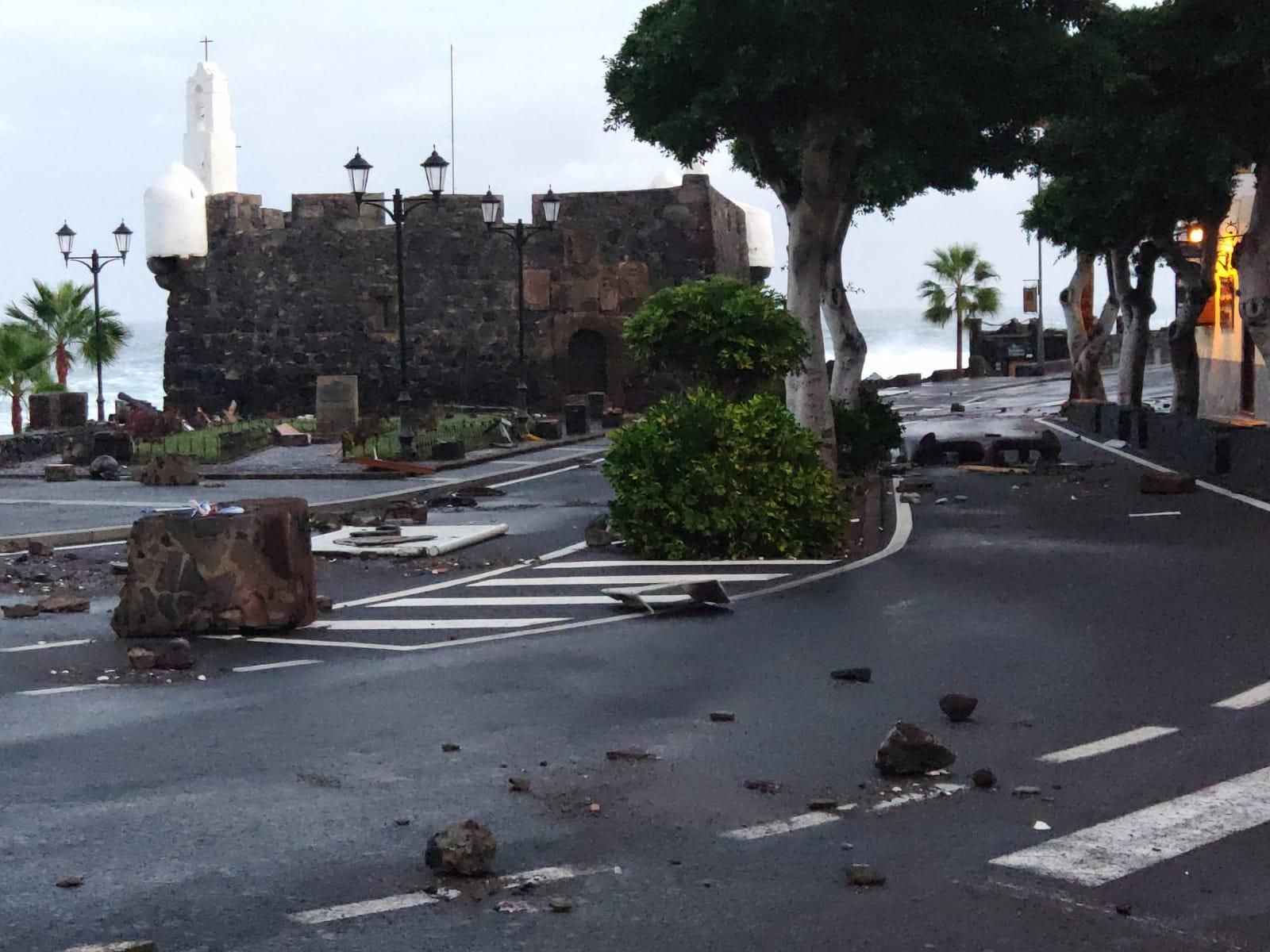 La zona del castillo de Garchico, también muy afectada por las olas