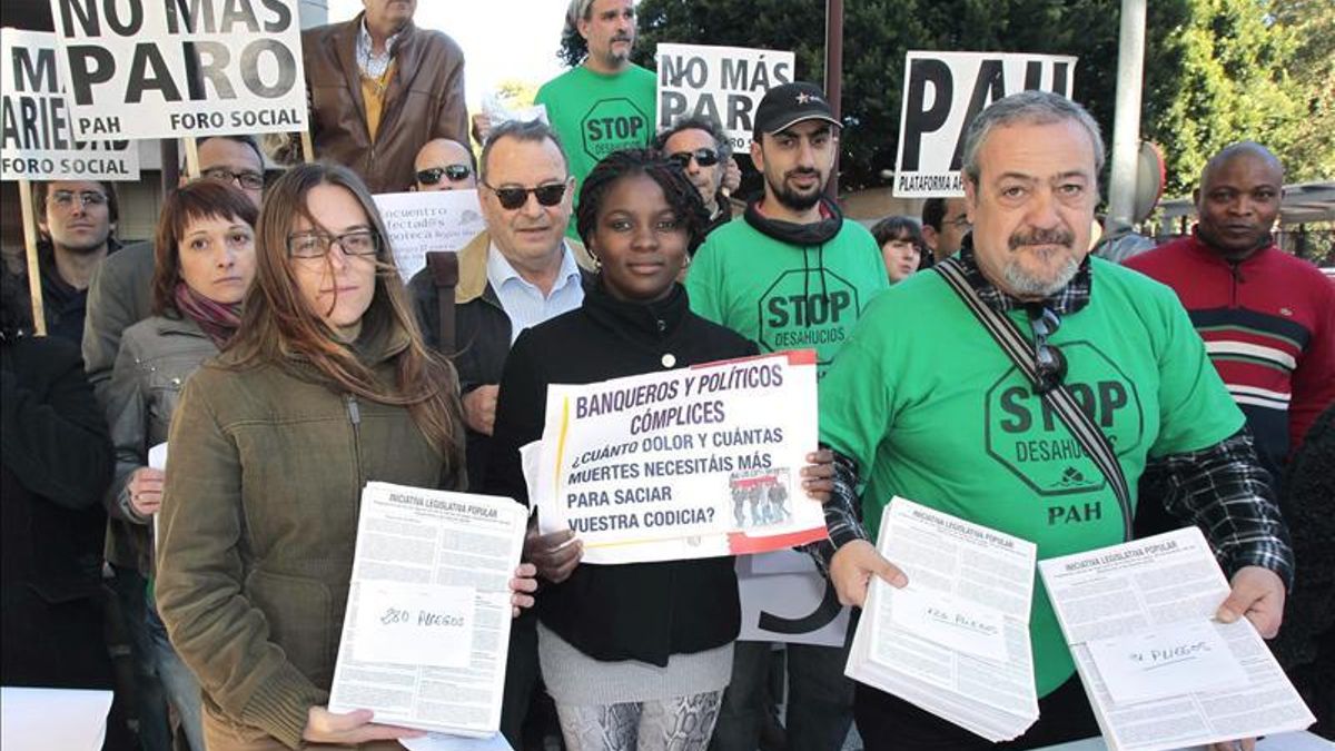 Francisco Morote (primero a la derecha), de la PAH durante la presentación de firmas recogidas para la Iniciativa Legislativa Popular para regular la dación en pago.