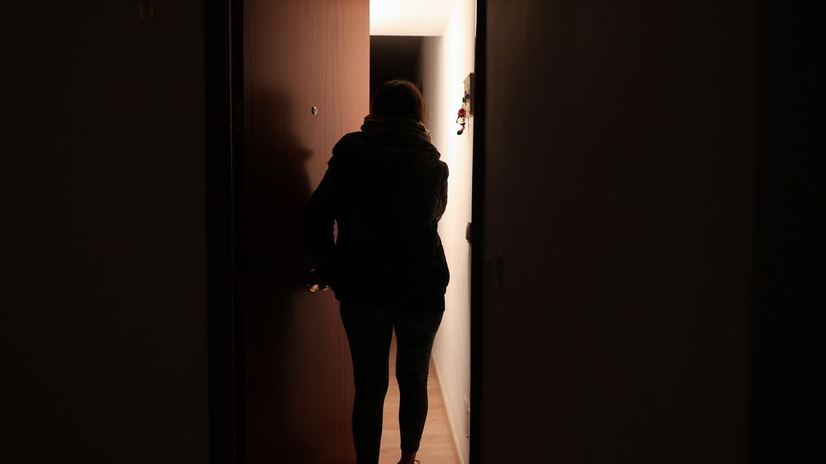 Alejandra, en el portal de su piso actual.