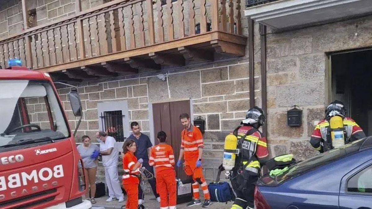 Una dotación de bomberos acude a la vivienda en la que ha fallecido una persona por una sartén al fuego en Villardeciervos, Zamora.