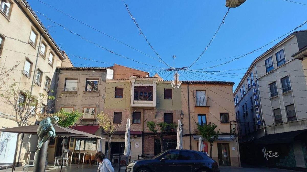Ximenez Iluminación procede a la instalación de iluminación navideña en el entorno del Cid, en León capital. 