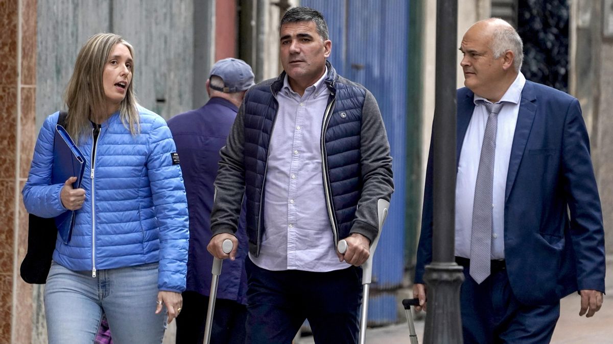 El conductor, Omar López, en el centro. A su lado su abogado defensor, Alberto Rendueles, en Avilés.