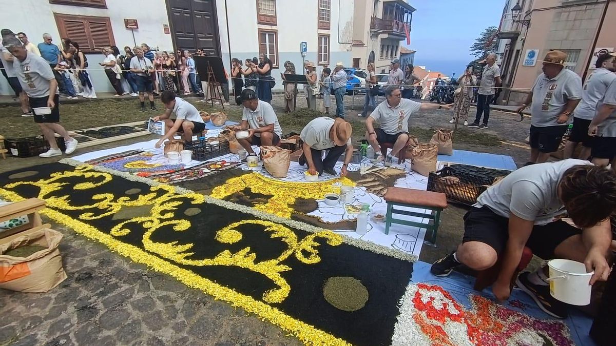 Curiosos y visitantes admiran como se realizan las alfombras en La Orotava
