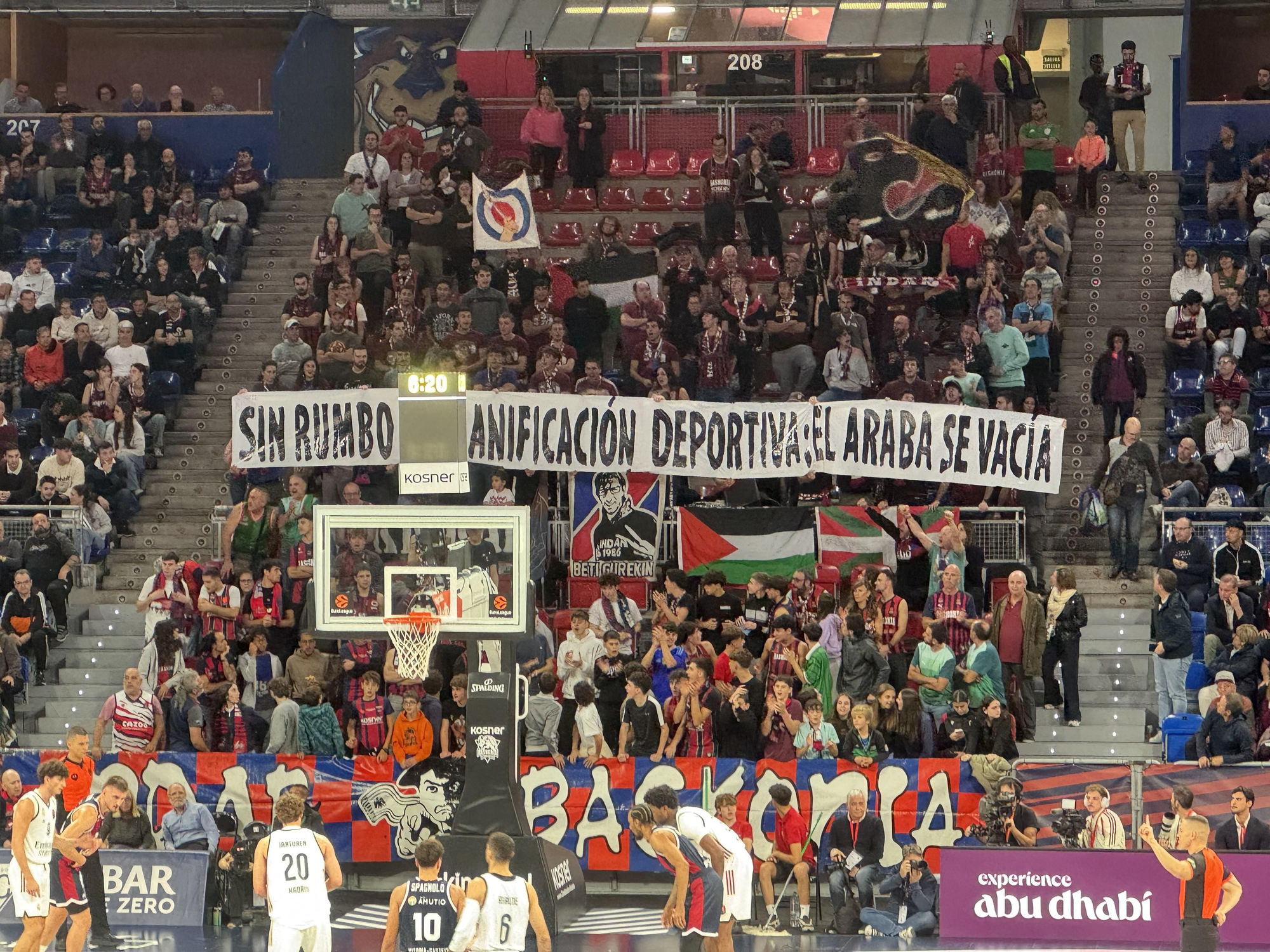 Pancarta contra Querejeta, este martes en Vitoria