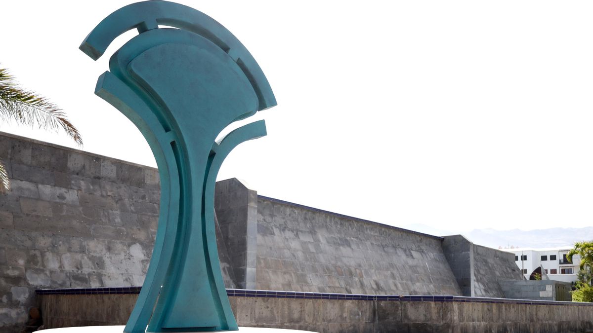 La escultura del ‘Árbol Sagrado’ del artista Pepe Dámaso, un emblema de la Mancomunidad del Norte de Gran Canaria, que ha sido instalada en la recientemente renovada plaza de León y Castillo en Puerto de Las Nieves, en Agaete.