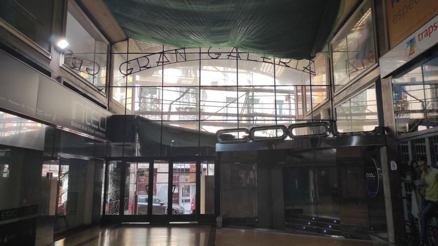 Entrada por la calle Isabel la Católica, donde se encuentra la sala Cool y donde estuvo el Biombo Chino