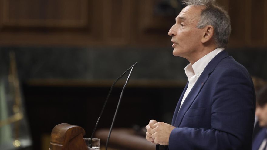 El diputado de Sumar Enrique Santiago interviene en el pleno en el que comparece el presidente del Gobierno, Pedro Sánchez, en el Congreso de los Diputados.