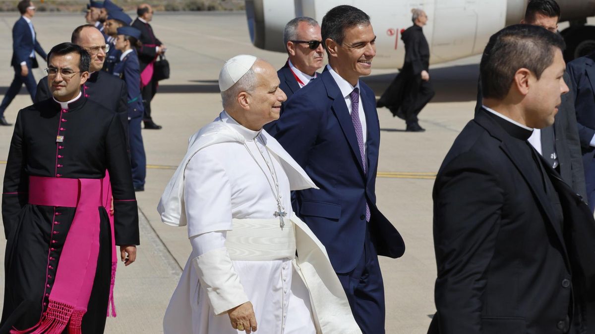 El papa León XIV es recibido por el presidente del Gobierno, Pedro Sánchez, tras aterrizar en la Base Aérea de Gran Canaria en un vuelo procedente de Barcelona.