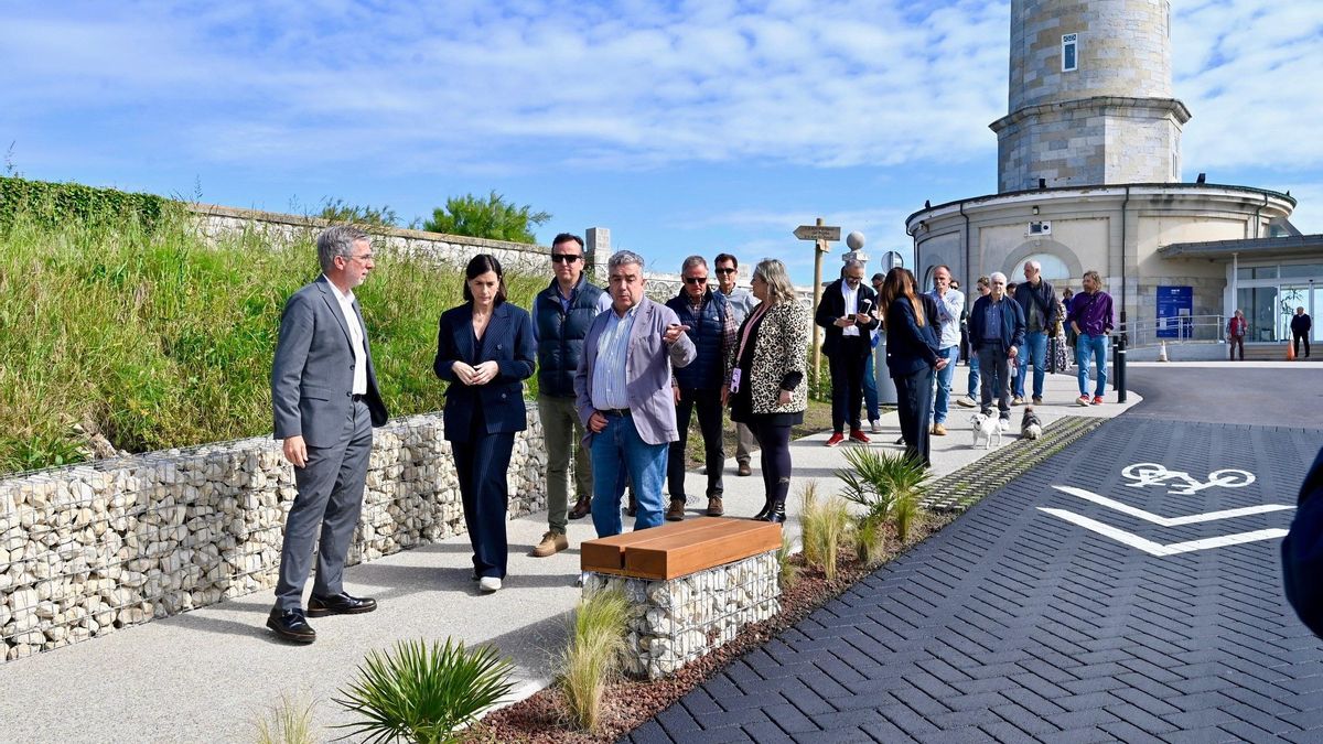 La carretera de acceso al Faro de Cabo Mayor estrena un cemento que se ilumina de noche
