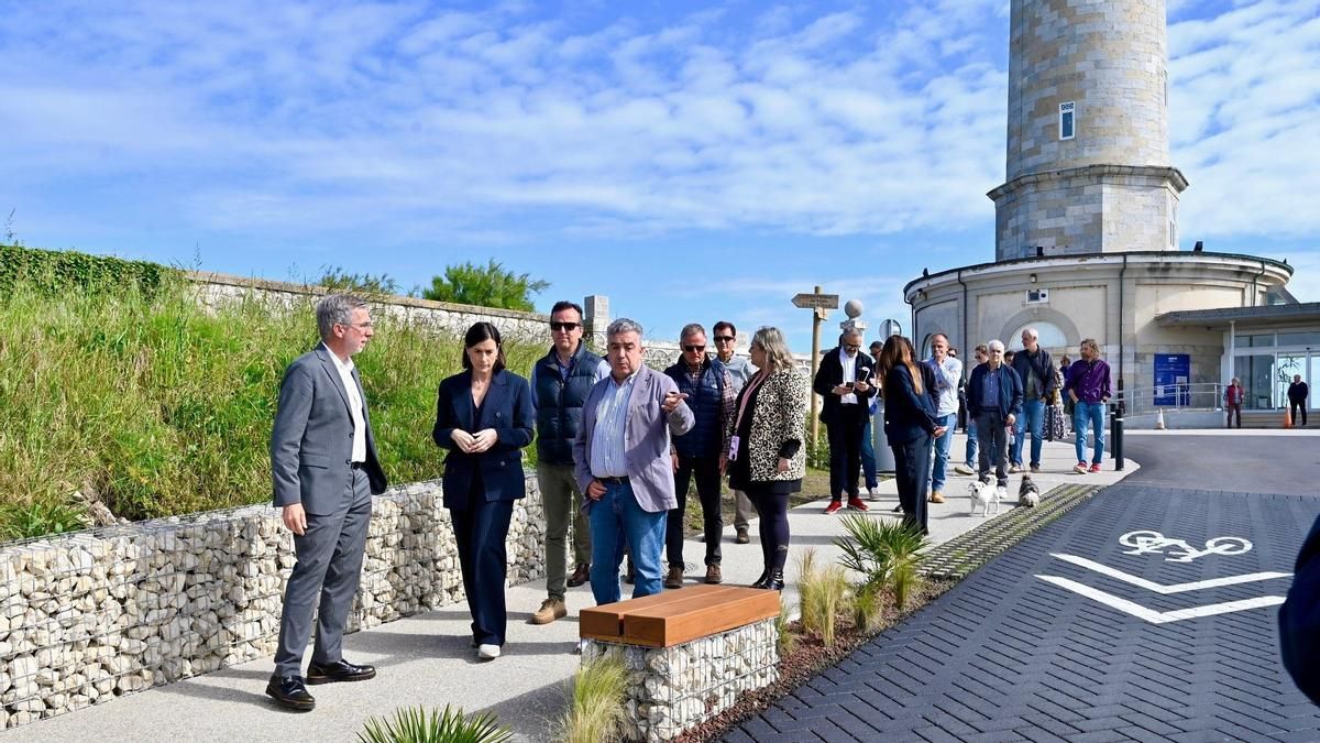 La carretera de acceso al Faro de Cabo Mayor estrena un cemento que se ilumina de noche