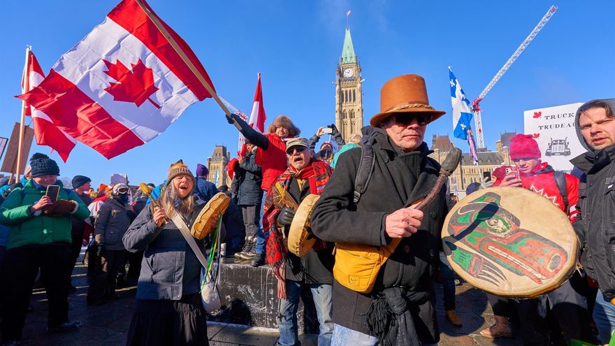 Una multitud de manifestantes que forman parte del Freedom Convoy 2022 se reúnen frente a Parliament Hill, en Ottawa, Canadá, en una fotografía de archivo. EFE/Andre PIchette