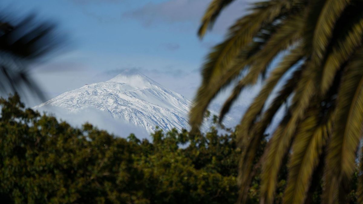 El Teide ha amanecido este miércoles bajo un renovado manto de nieve tras el paso de la borrasca Therese.