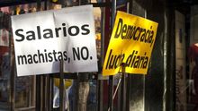 Salarios machistas, NO / Democracia, lucha diaria.