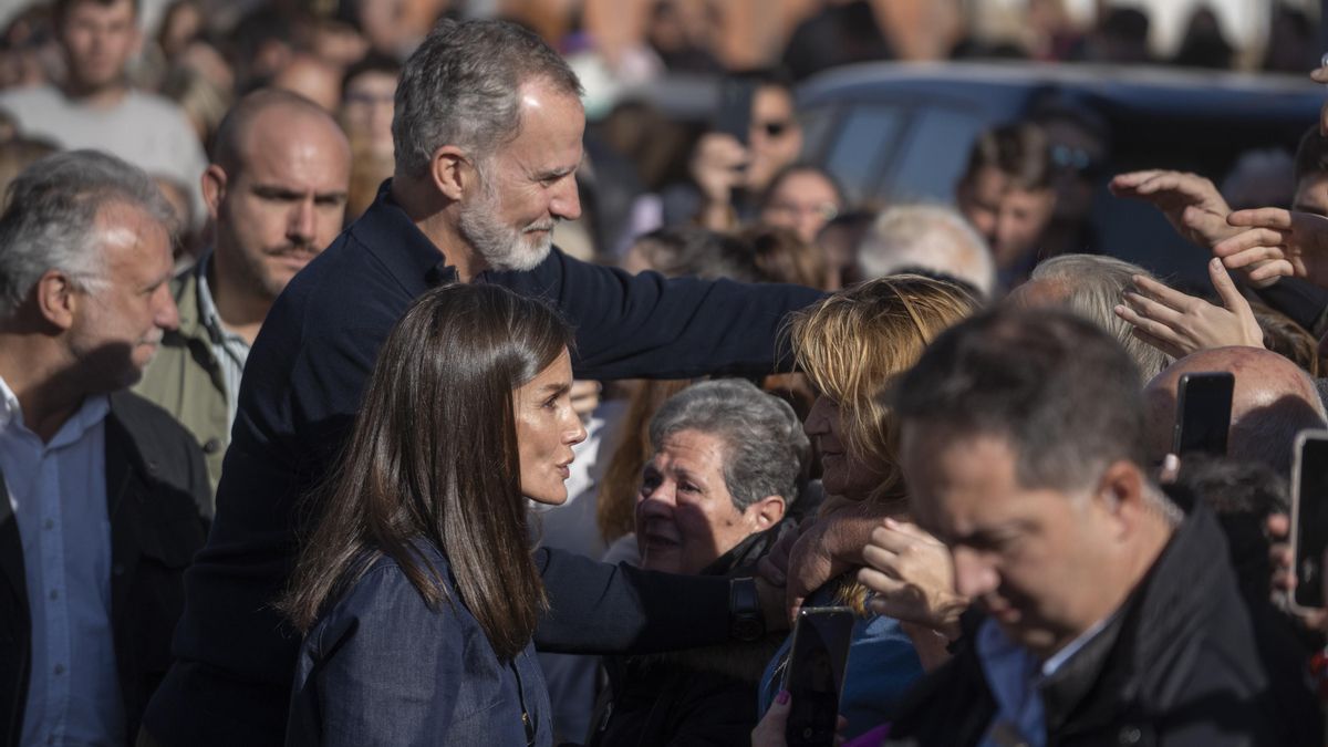 Los Reyes Felipe VI y Letizia saludan a los vecinos de Utiel durante su visita a la localidad afectada por la DANA