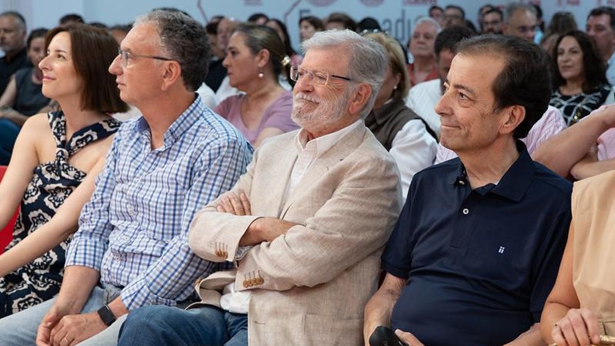 El expresidente Juan Carlos Rodríguez Ibarra, en el centro, el pasado sábado en el Comité Regional del PSOE de Extremadura