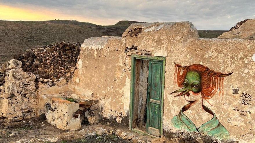 Indignación en Lanzarote por las pintadas de una artista francesa en una casa abandonada