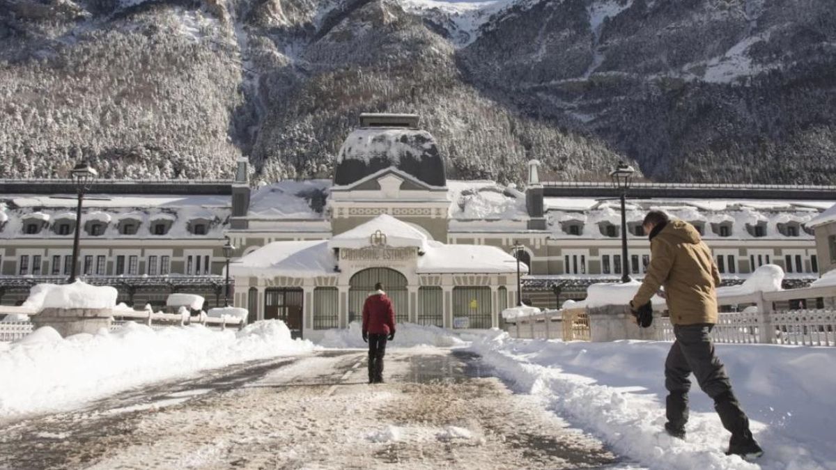 Nieve en la antigua estación de Canfranc, en el Pirineo aragonés.