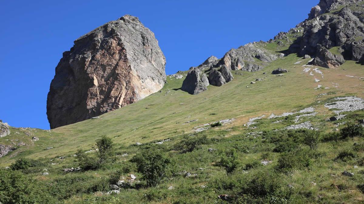 Cada rincón de estas altas montañas guarda secretos geológicos y naturales que se revelan a quienes se aventuran por sus caminos bien señalizados