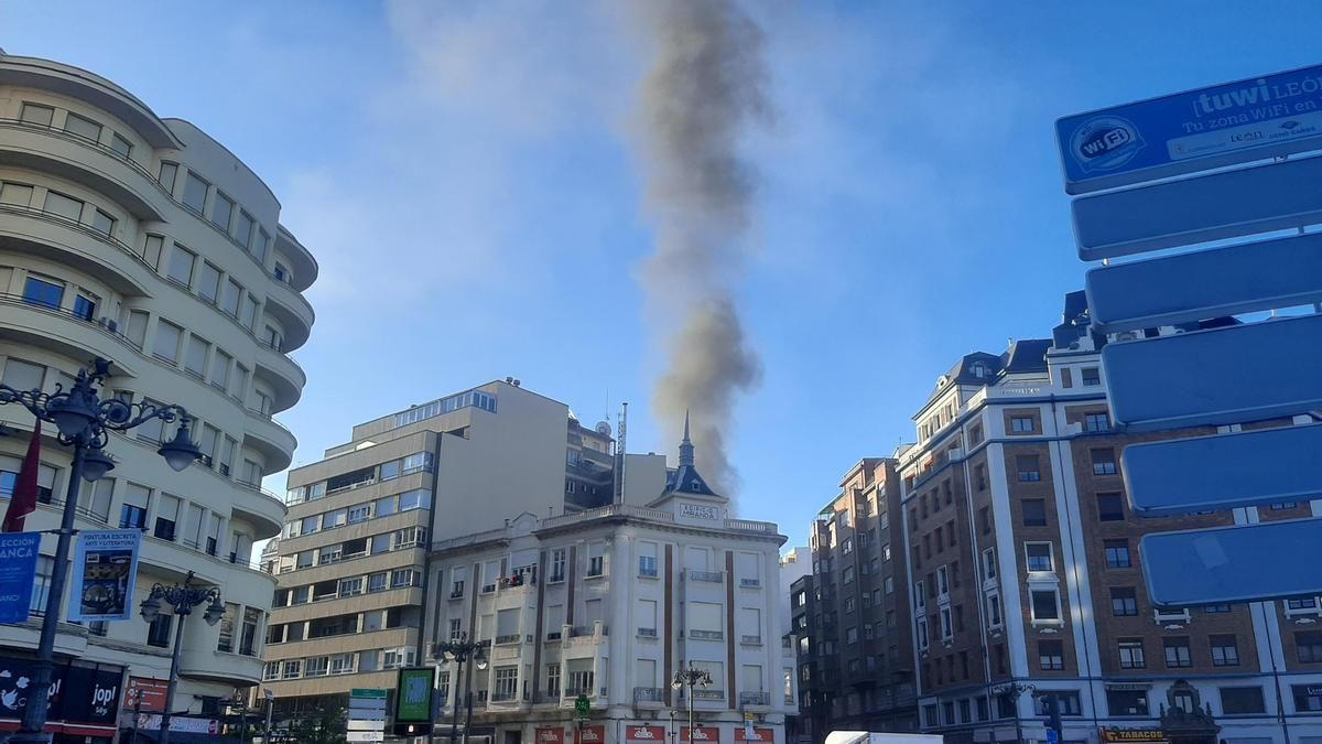 Incendio de un contenedor en la avenida República Argentina de León desde Guzmán. 