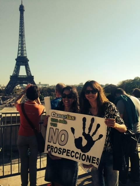 La actriz Goya Toledo, desde París, protestando contra las prospecciones petrolíferas.
