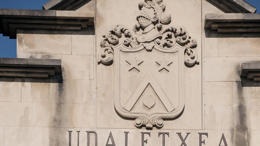 El Ayuntamiento de Sopelana coloca la bandera española en el balcón del edificio consistorial