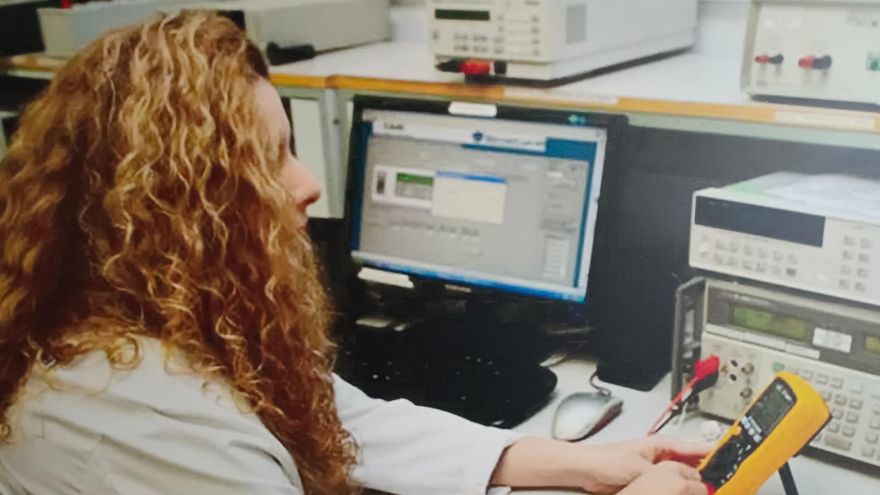 Una estudiante realizando trabajos de ingeniería, 2022