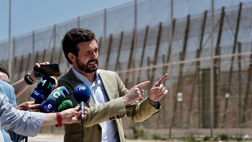 El líder del PP, Pablo Casado, atiende a los medios junto a la valla de Melilla situada entre la frontera de Beni Ensar y la de Barrio Chino. En Melilla, a 14 de julio de 2021.