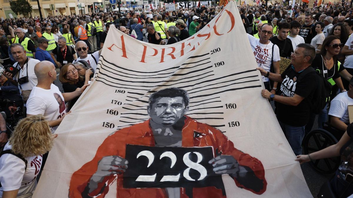 Pancarta en la duodécima manifestación bajo el lema "Renuncia de Mazón" contra la gestión de la dana que hizo el president de la Generalitat, Carlos Mazón