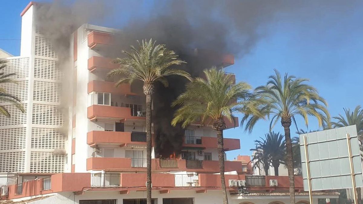 El incendio de una vivienda en Xàbia deja dos muertos y 40 desalojados de un edificio