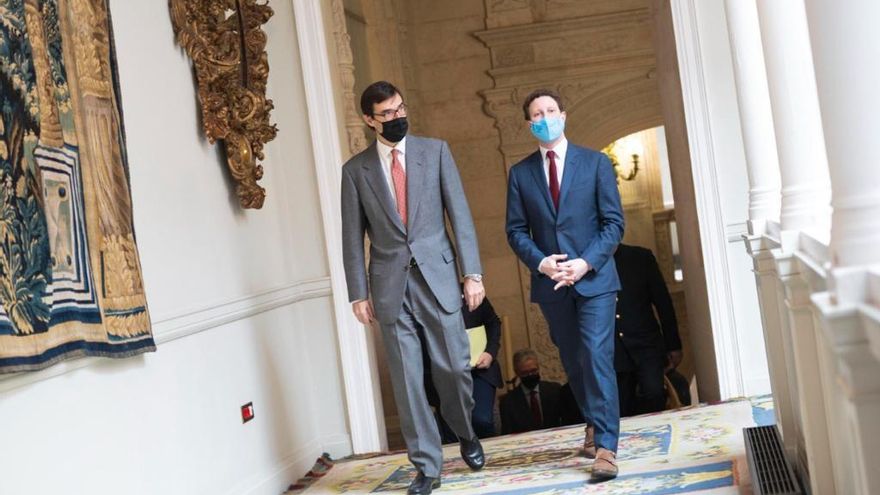El secretario de Estado para la UE, Juan González-Barba (i) con su homólogo francés, Clément Beaune, en el Palacio de Viana