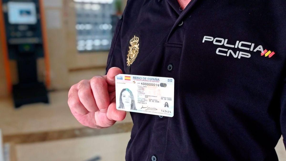 Un agente de la Policía Nacional con un DNI.