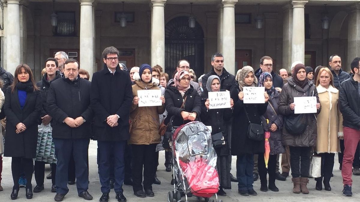 Decenas de musulmanes condenan en Vitoria los atentados de Bruselas y piden que no se actúe en su nombre