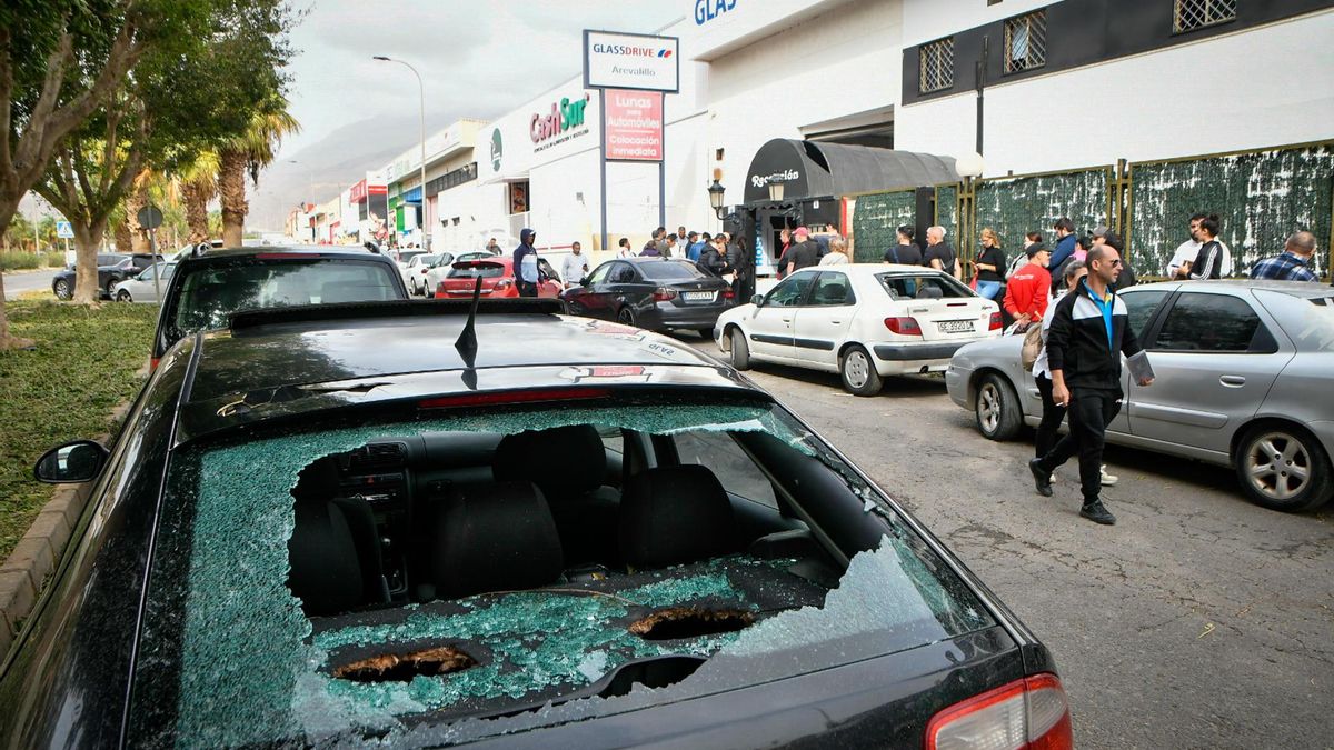 Coches con cristales rotos tras la granizada en El Ejido (Almería)