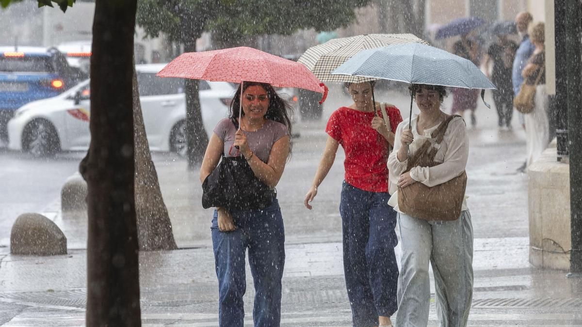 La Aemet anticipa otra semana lluviosa y activa avisos este lunes en nueve comunidades