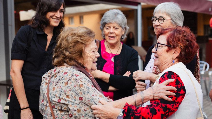 La historia de cómo las mujeres de Sevilla consiguieron mejoras en los barrios construidos por hombres en los 70