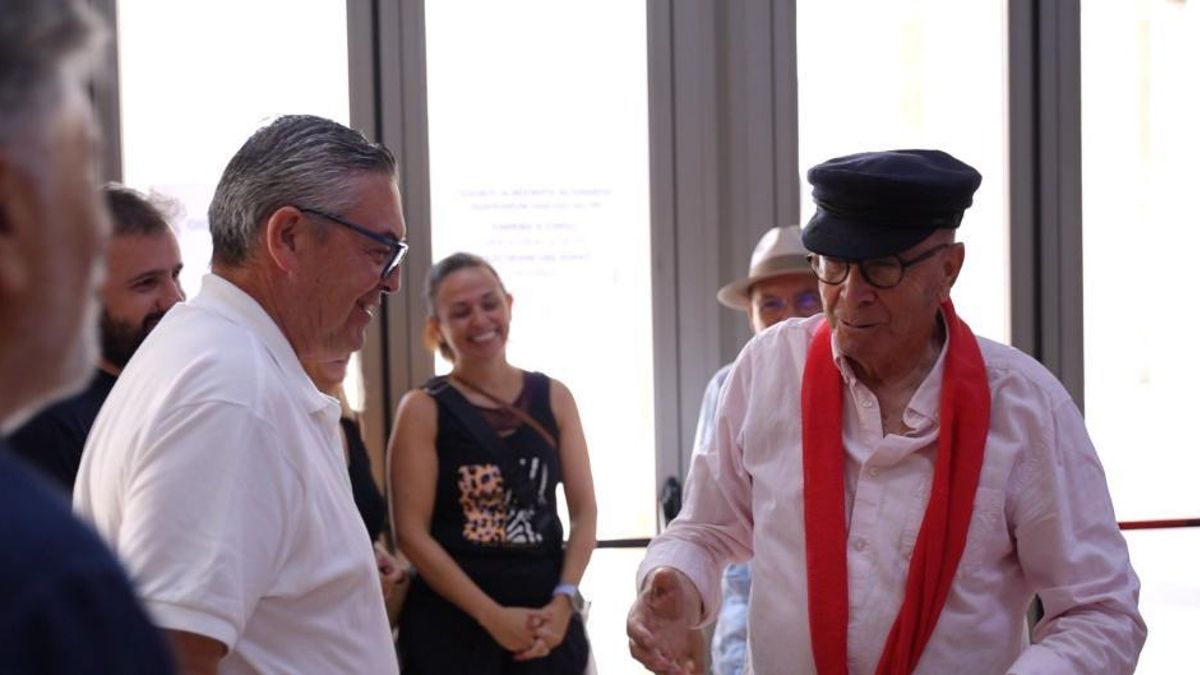 El vicepresidente segundo de las Cortes de Castilla-La Mancha, Santiago Lucas-Torres, del PP se ha reunido con el alcalde de Noblejas (Toledo), en huelga de hambre para pedir a Emiliano García-Page construir un instituto de Educación Secundaria