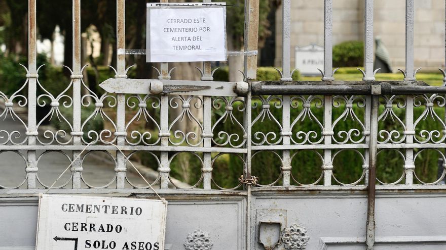 El Ayuntamiento de Sevilla reabre el cementerio, los parques y las instalaciones deportivas al acabar el aviso por vientos