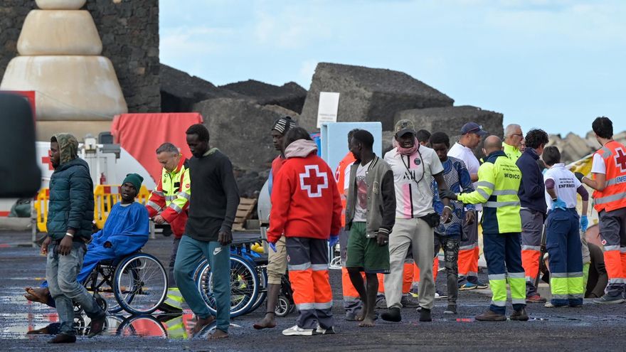Llega a El Hierro un cayuco con unas cien personas a bordo