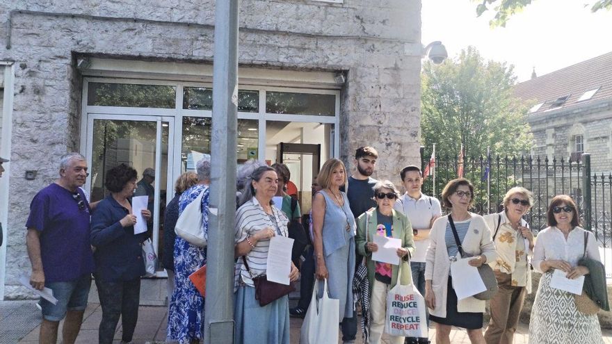 Medio centenar de vecinos denuncia al Ayuntamiento de Santander ante la Fiscalía por mantener las calles dedicadas a dos militares franquistas