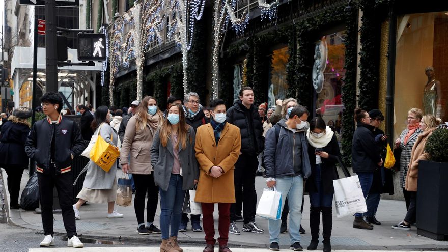 Se ve a personas portando bolsas durante las compras navideñas del 'Black Friday' en Nueva York, Nueva York, EE.UU., el 26 de noviembre de 2021. EFE/EPA/JASON SZENES