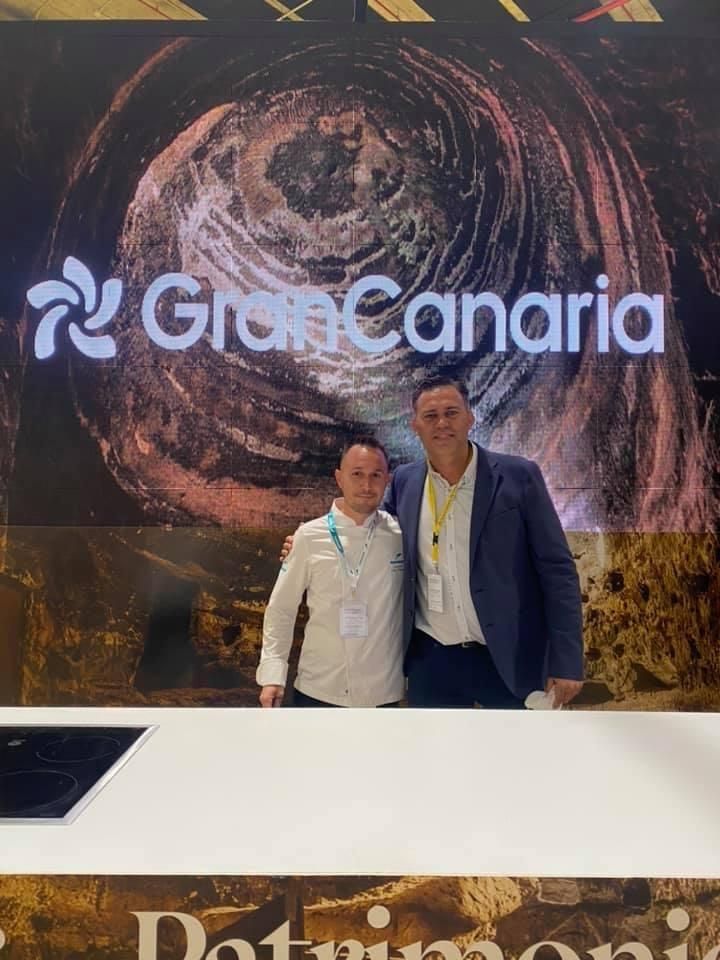 Victor Lugo y Davidoff Lugo presentando su nuevo Rte Casa Romántica