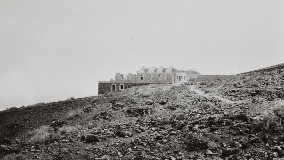 Fachada oeste pueden apreciarse perfectamente los huecos durante la construcción (julio 1947).
