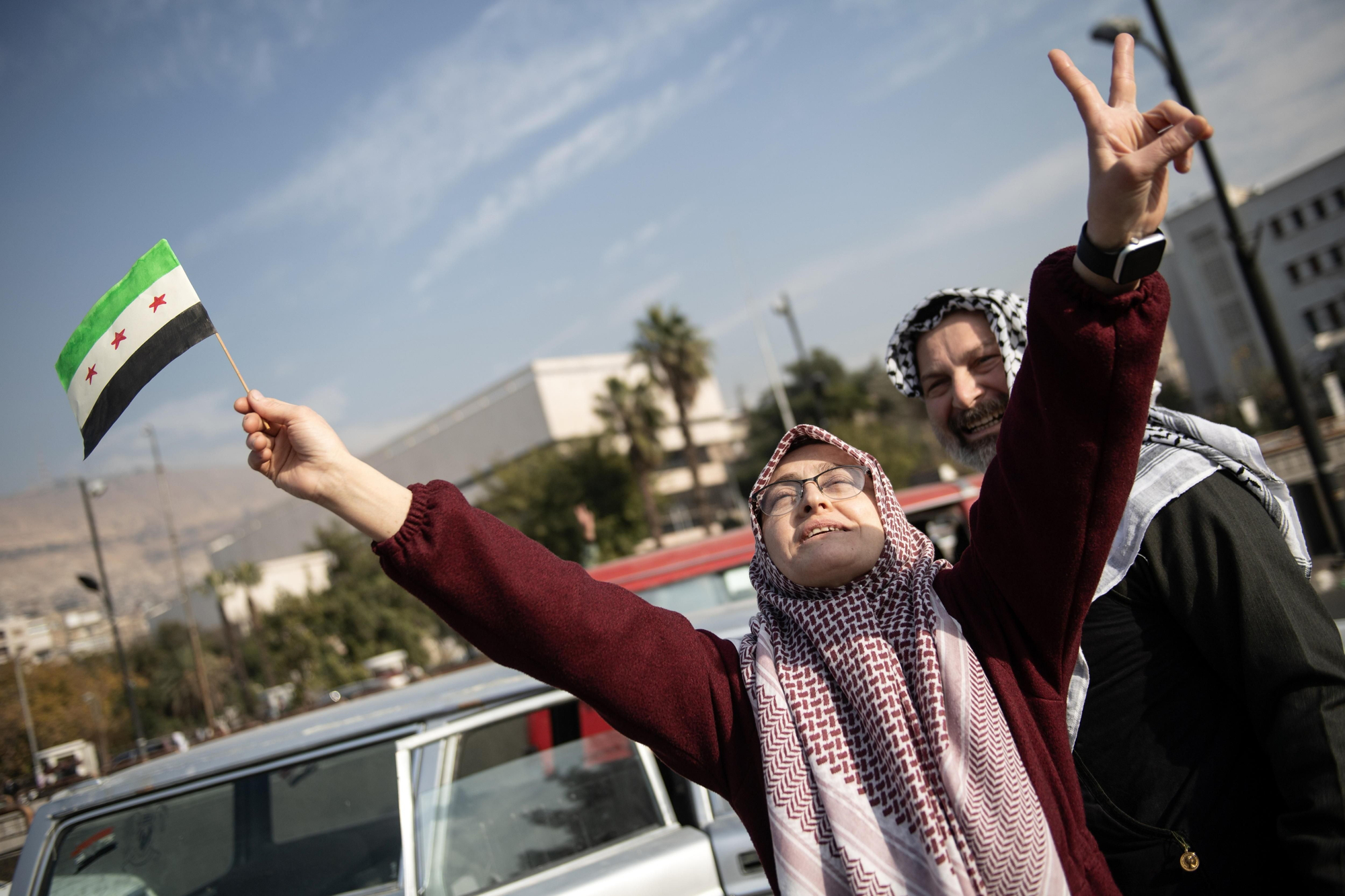 Una mujer celebra la llegada de los rebeldes sirios a Damasco y la huida del presidente Al Asad EFE/EPA/HASAN BELAL
