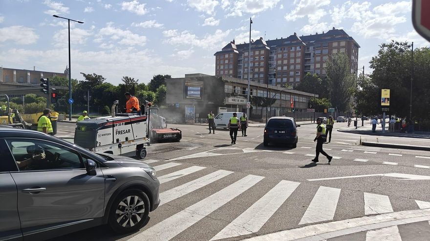 El Ayuntamiento de Valladolid comienza a eliminar el carril bici de Isabel la Católica y completa su desmantelamiento