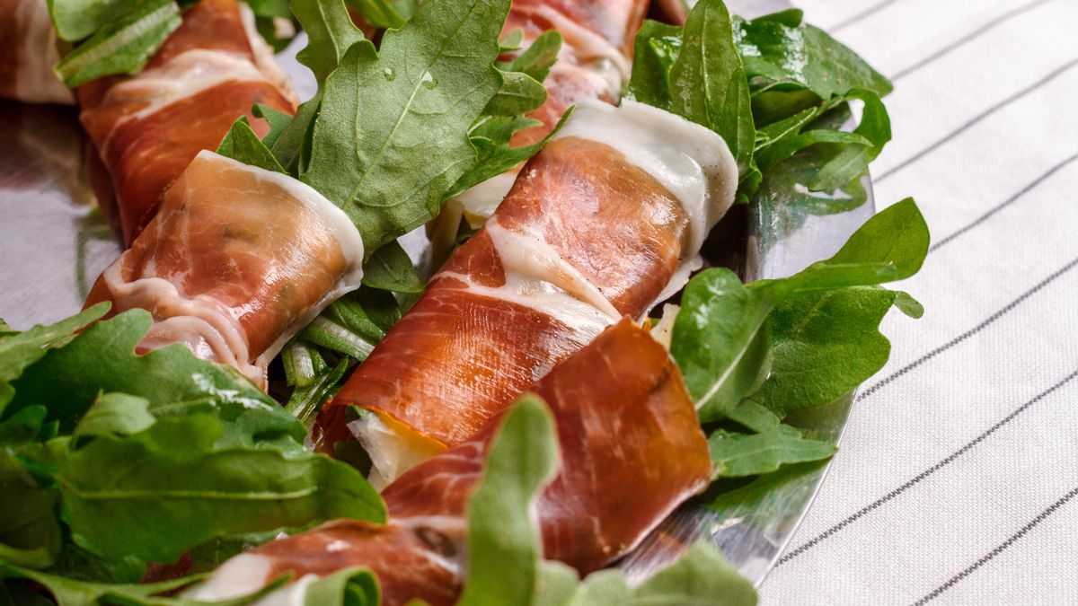 El jamón serrano y la rúcula crean una combinación perfecta con el melón asado.